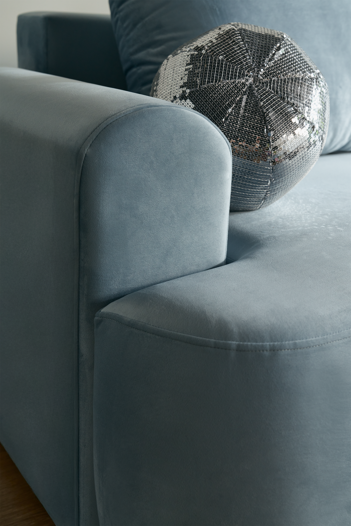 Canapé d'angle droit Ovo avec fonction couchage et coffre de rangement, velours hydrofuge bleu ciel