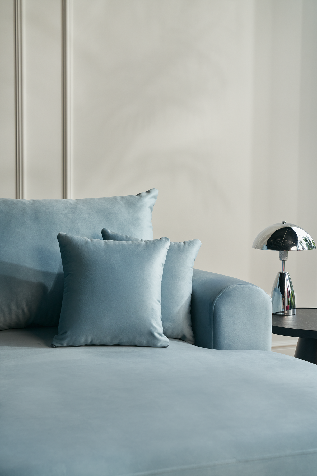 Canapé d'angle droit Ovo avec fonction couchage et coffre de rangement, velours hydrofuge bleu ciel