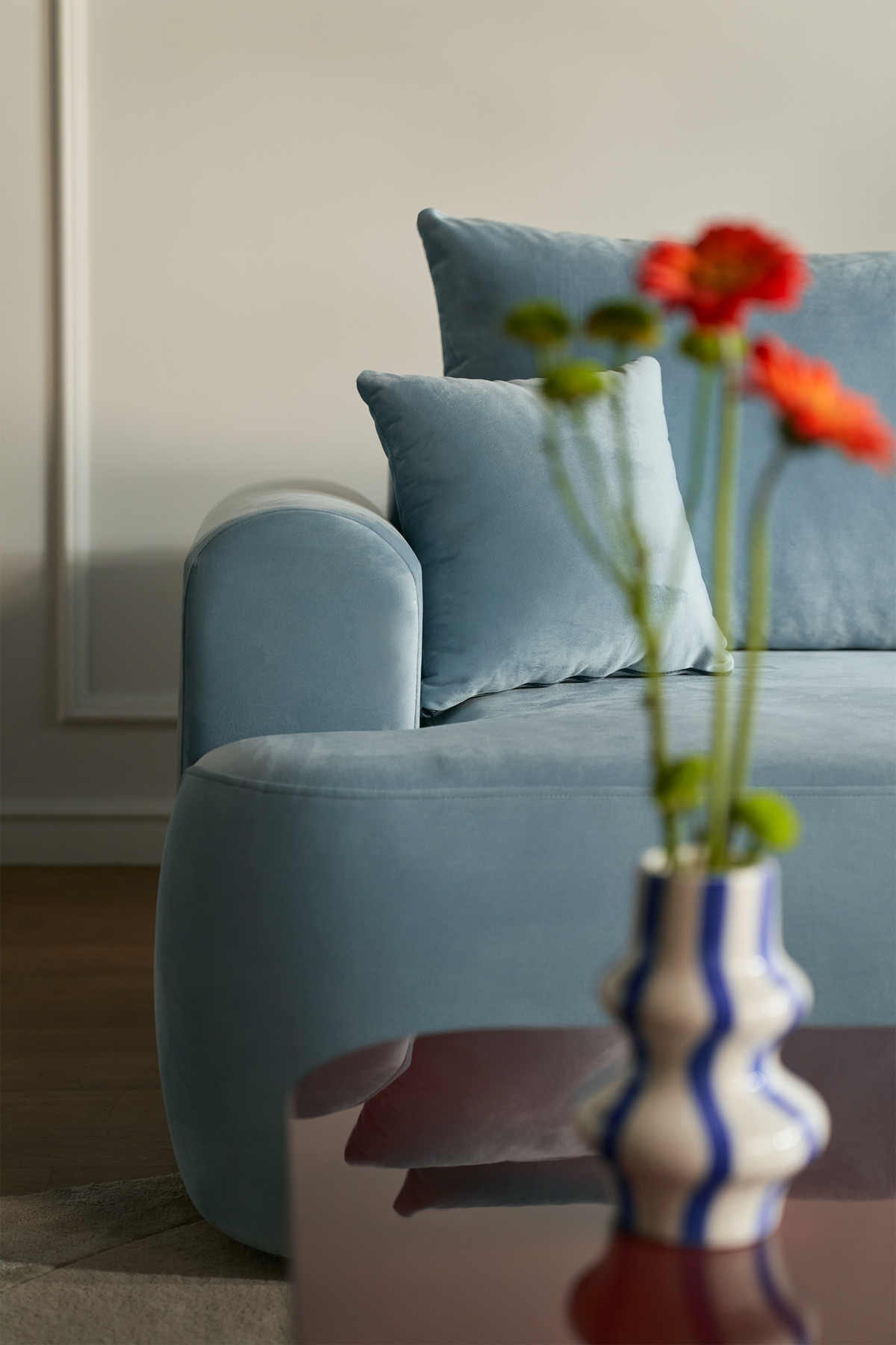 Canapé d'angle droit Ovo avec fonction couchage et coffre de rangement, velours hydrofuge bleu ciel