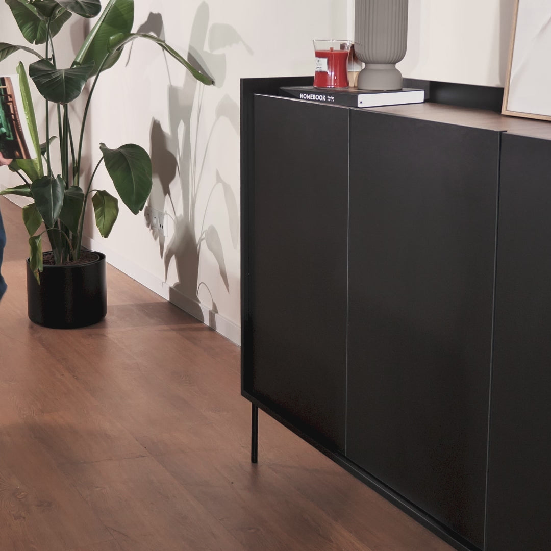 Video laden: Drehtürenschrank Tovi 140 cm schwarz/Wisconsin-Nussbaum