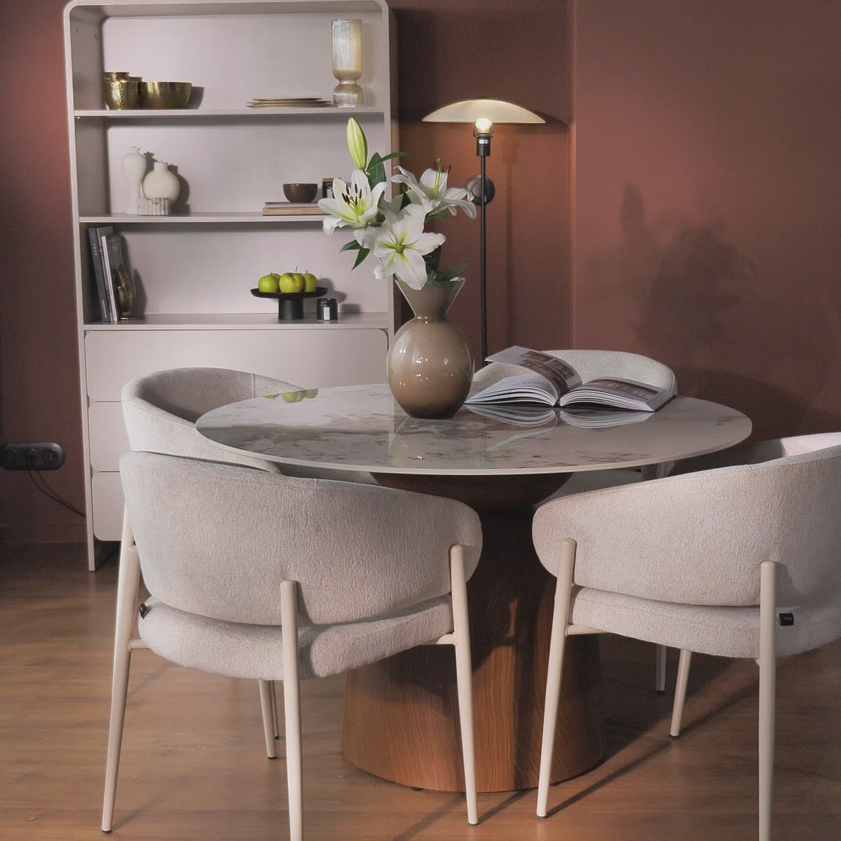 Charger la vidéo : Table de salle à manger Glindro ronde diamètre 120 cm avec plateau en pierre/noyer