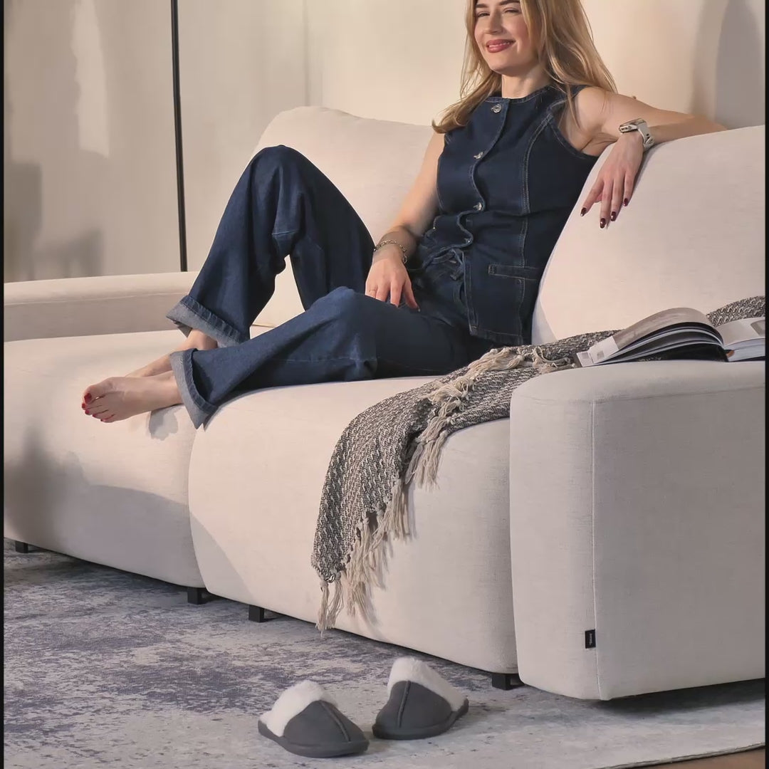 Video laden: Dreisitziges ausklappbares Sofa Carnos, cremefarben, hydrophober Chenille-Stoff, schwarze Beine