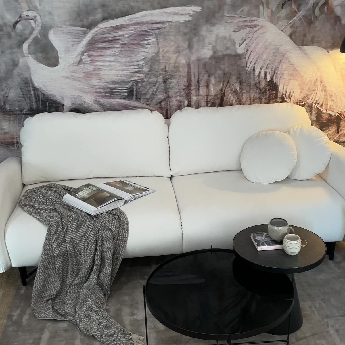 Video laden: Ausklappbare Bafra Couch mit Schlaffunktion und Bettkasten, cremefarbener Cordstoff