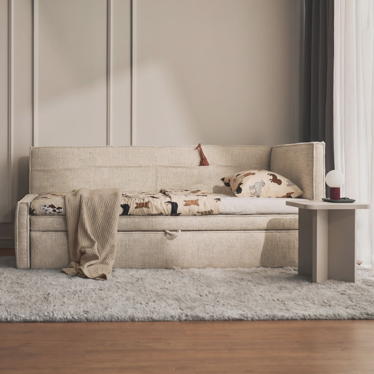 Video laden: Jugendbett 90x200 cm Nesmi links mit Matratze und Stauraum hellbeige Flechtoptik