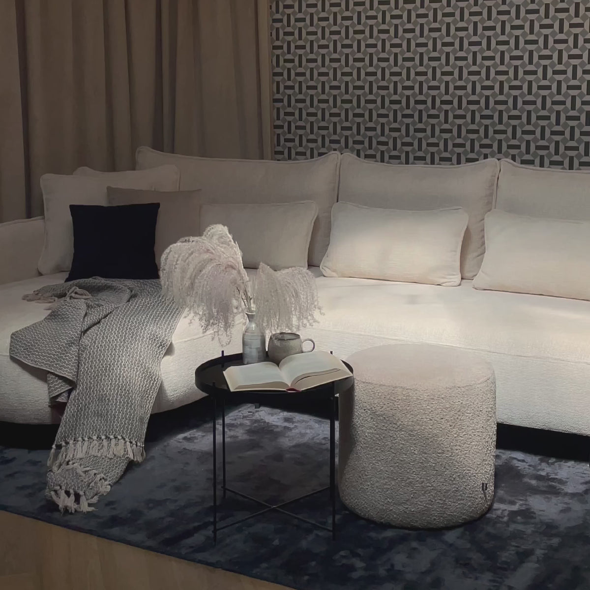 Charger la vidéo : Canapé d'angle Oblivio gris en tissu chenille avec fonction couchage et coffre de rangement, version droite