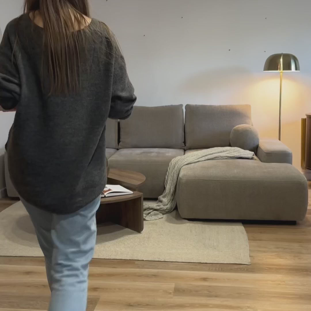 Charger la vidéo : Canapé d'angle Carnos avec fonction couchage, forme en L, avec coussin boule, coussins simples en chenille crème, orientation droite