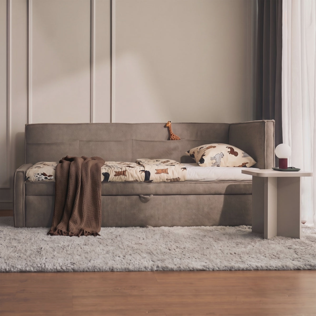 Charger la vidéo : Lit simple jeunesse 90x200 cm Nesmi droit avec matelas et coffre, tissu chenille marron clair facile à nettoyer