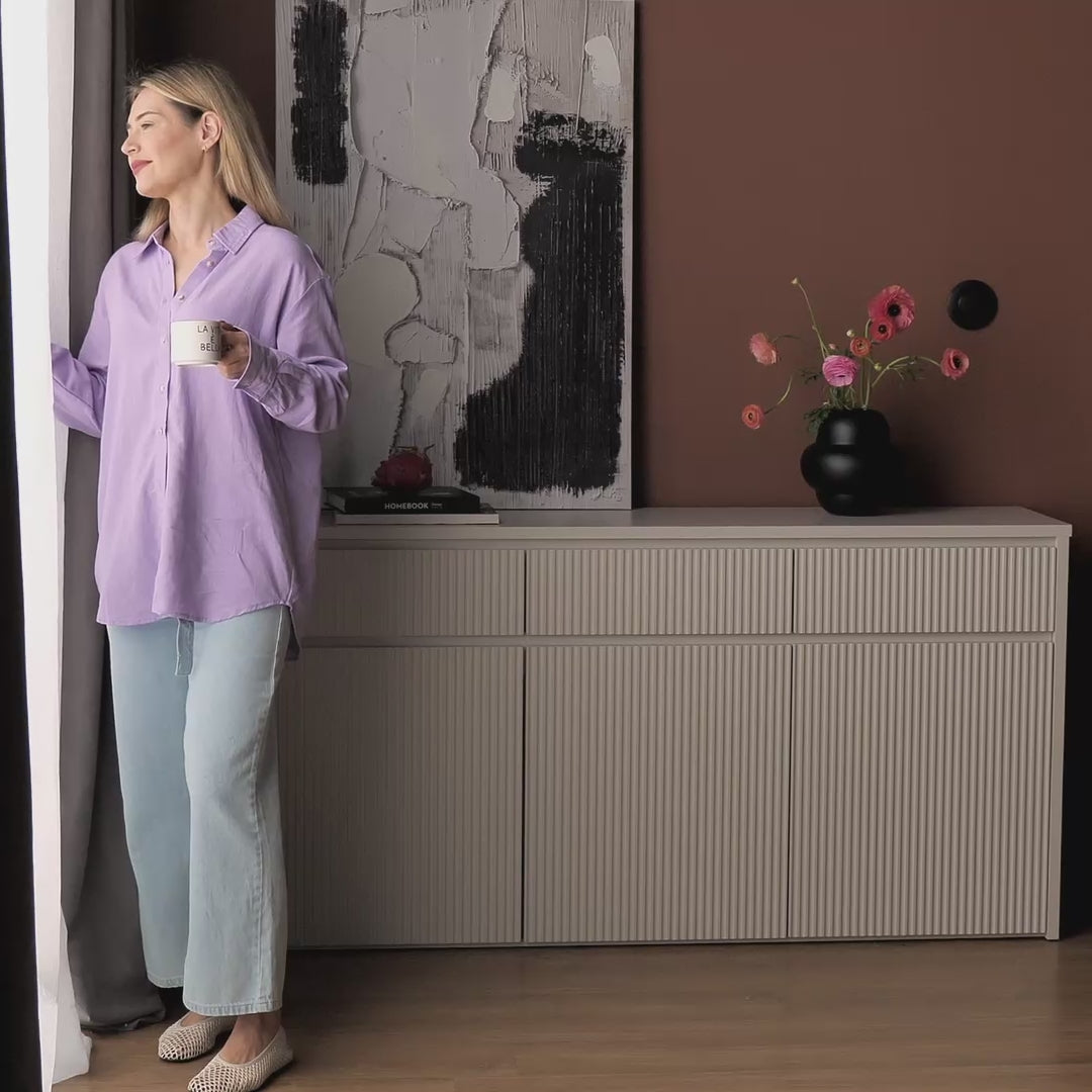 Charger la vidéo : Commode trois portes Vemmi avec trois tiroirs 155 cm et façade rainurée cachemire