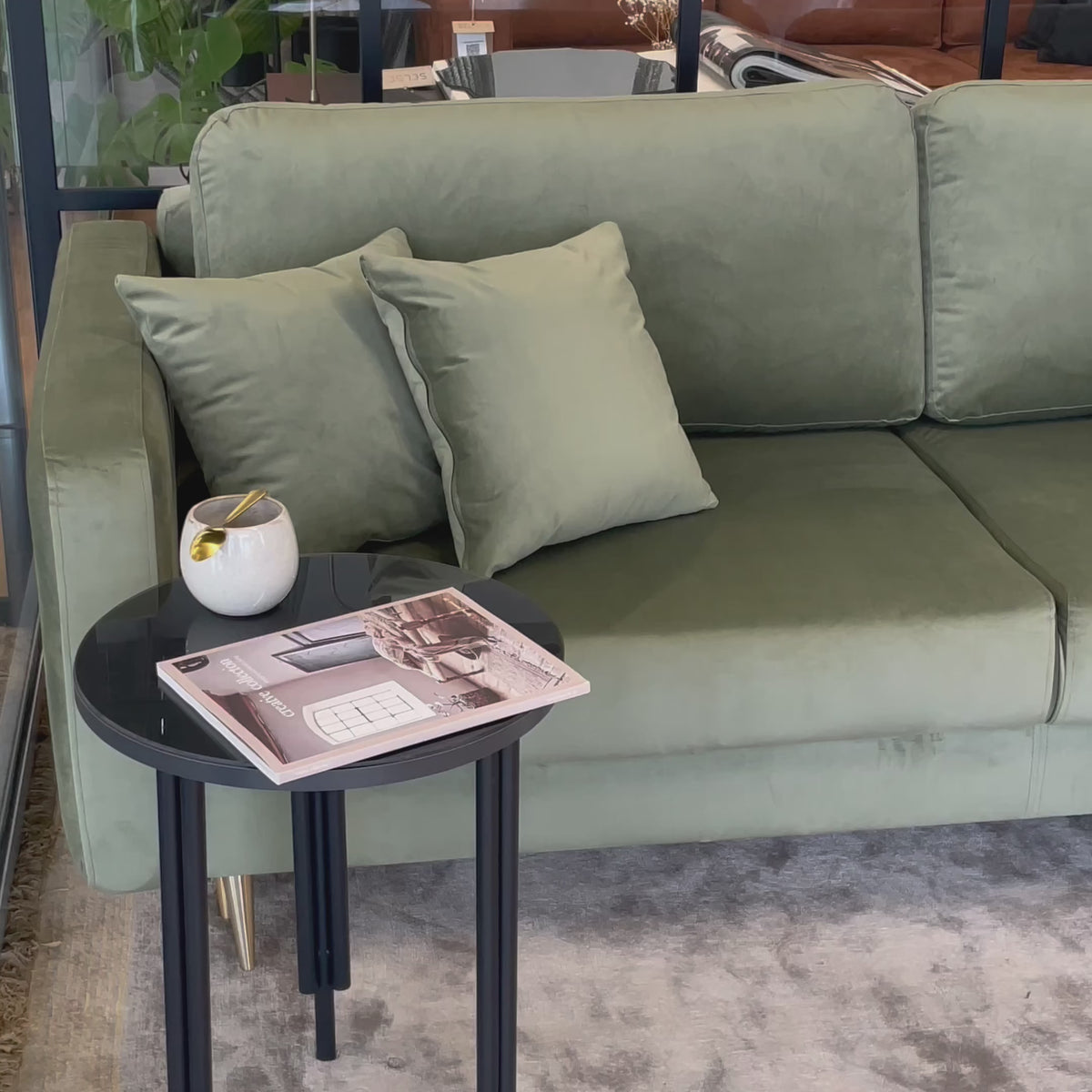 Video laden: Dreisitziges ausklappbares Sofa Valico in Salbeigrün, samtig, wasserabweisend