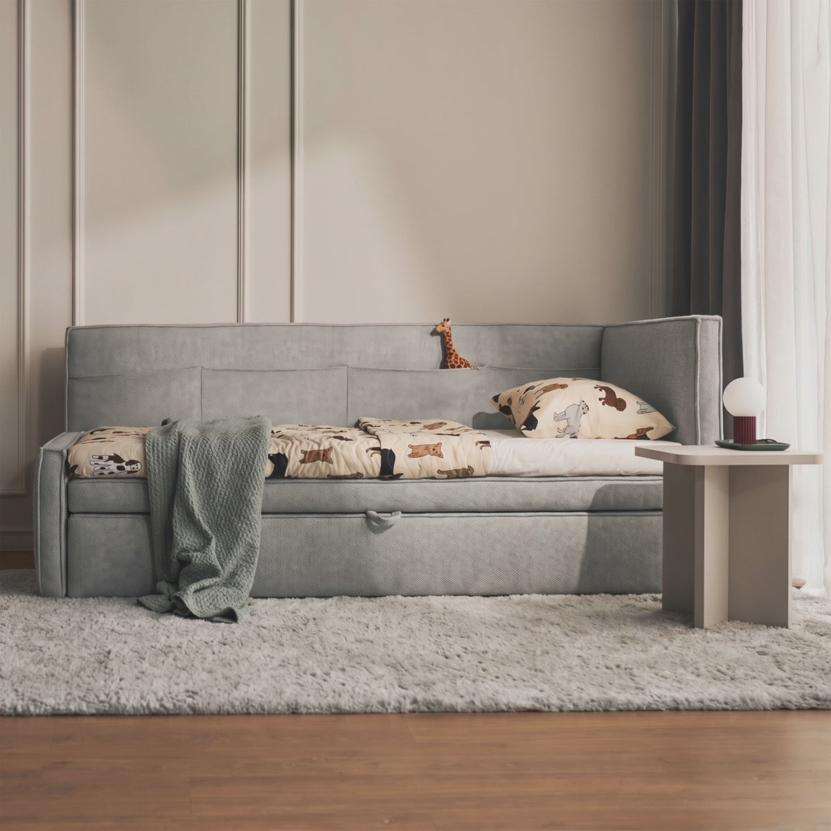 Video laden: Jugendbett 90x200 cm Nesmi rechtsseitig mit Stauraum, hellgrauer Chenille, pflegeleicht