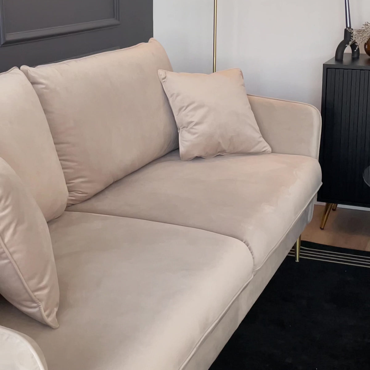 Video laden: Dreisitziges ausklappbares Sofa Volio in kupferfarbenem Samt, hydrophob, schwarze Beine