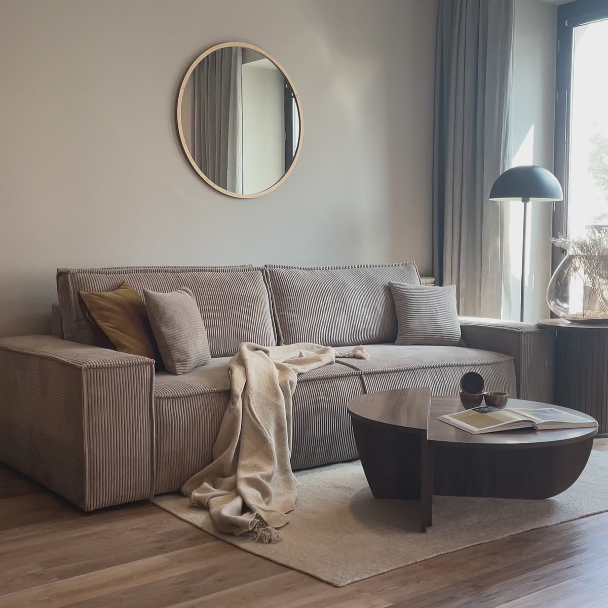 Video laden: Drei-Sitzer-Schlafsofa Farese mit Stauraum, cremefarbener Cord