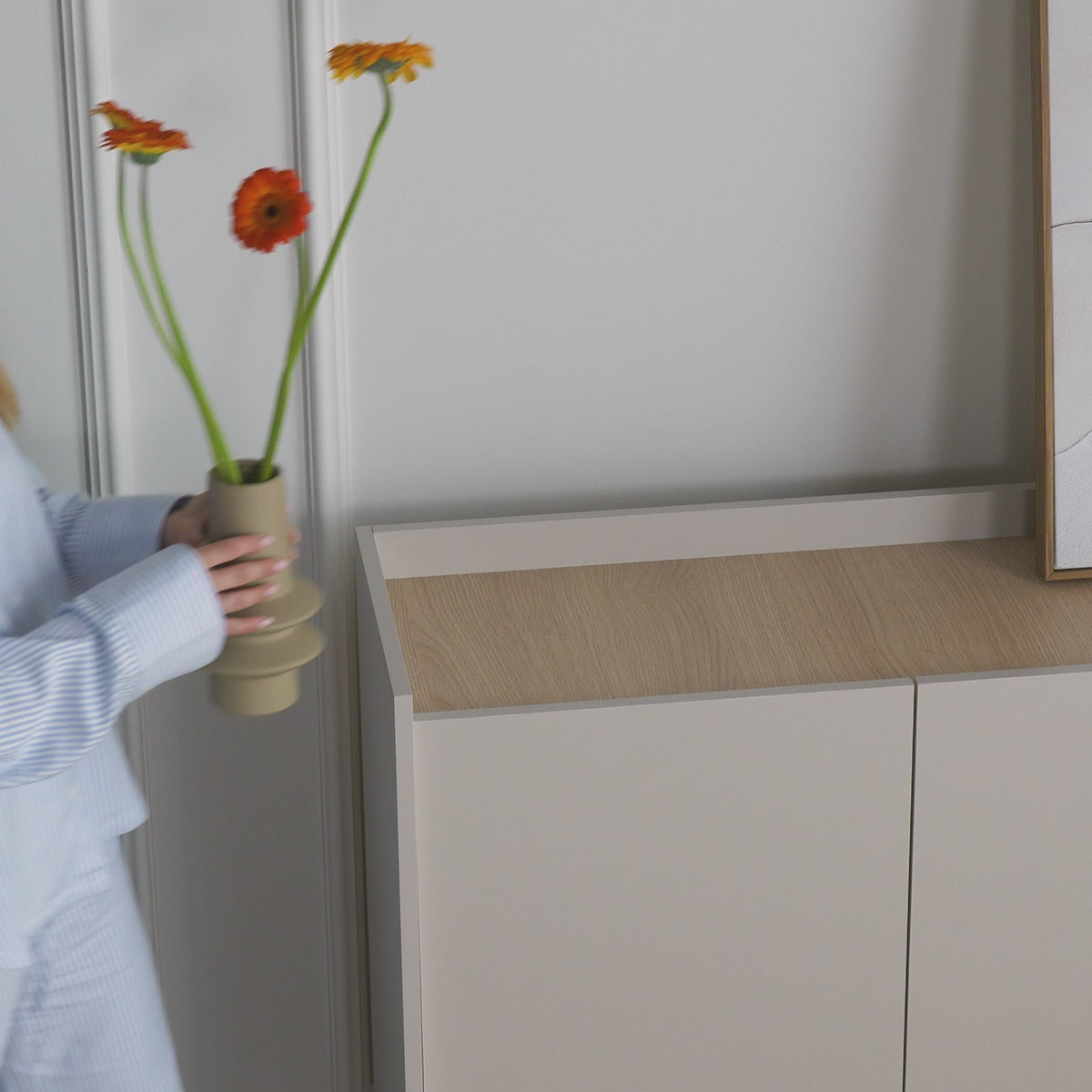Video laden: Drehtür-Kommode Tovi 140 cm Kaschmir/Lindberg-Eiche