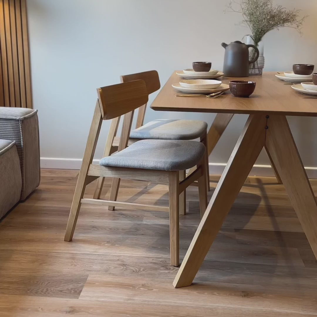 Charger la vidéo : Chaise en bois Paraves chêne naturel/gris