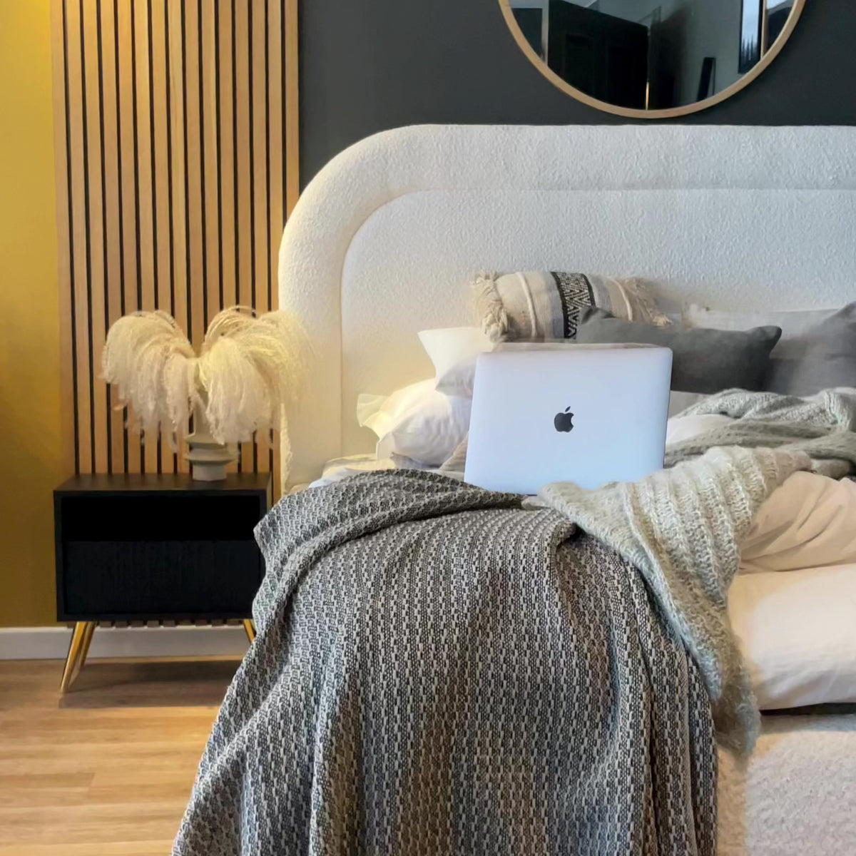 Charger la vidéo : Table de chevet Bello avec tiroir à façade lamellée noire avec pieds dorés