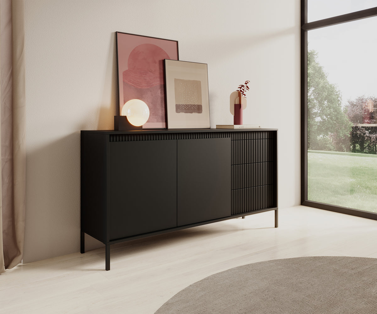 Commode deux portes Falsetto avec façades rainurées et trois tiroirs, 154 cm, noire