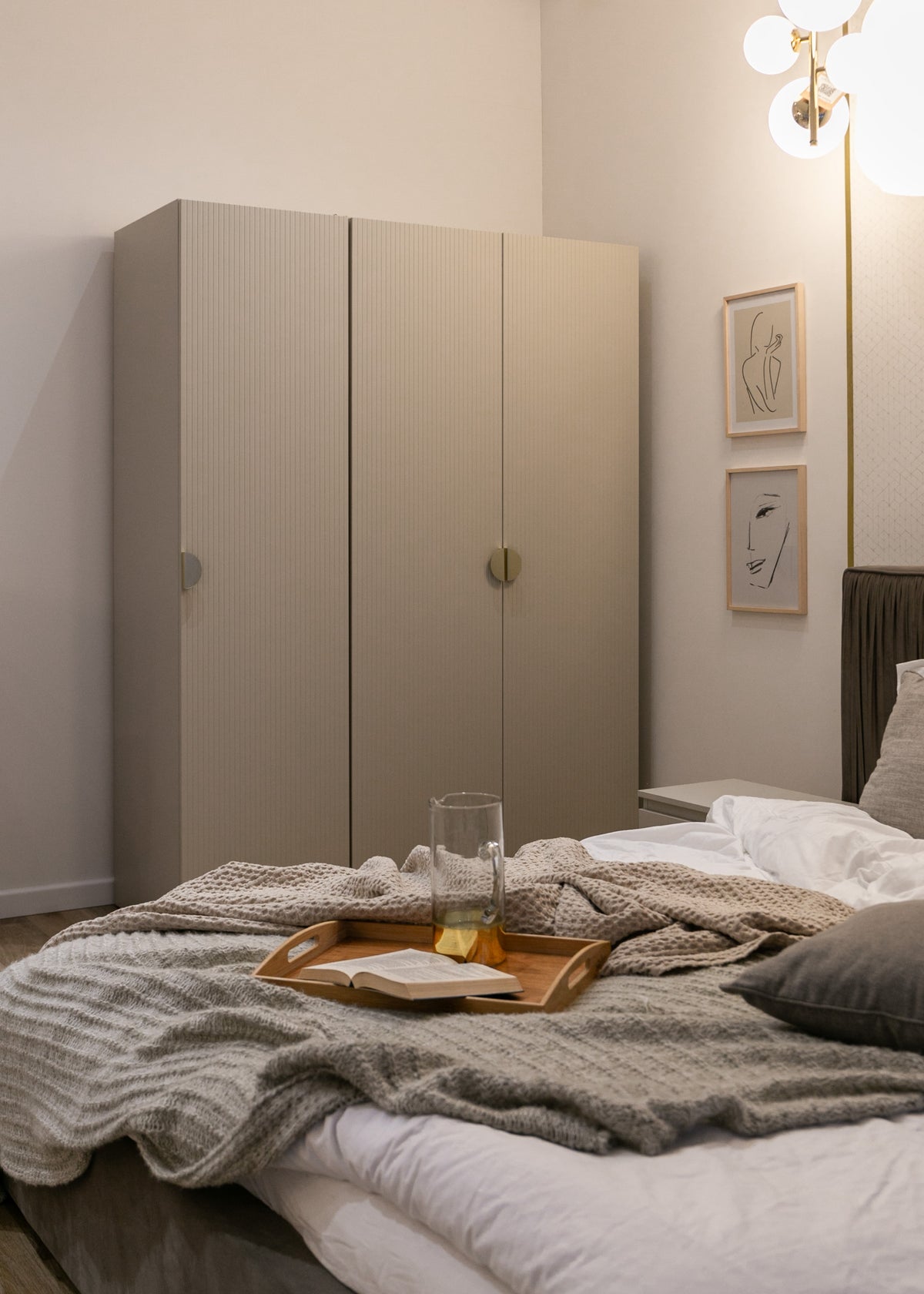 Drehtürenschrank Moonir mit Kleiderstange und Regalen, 150 cm, Grau-Beige