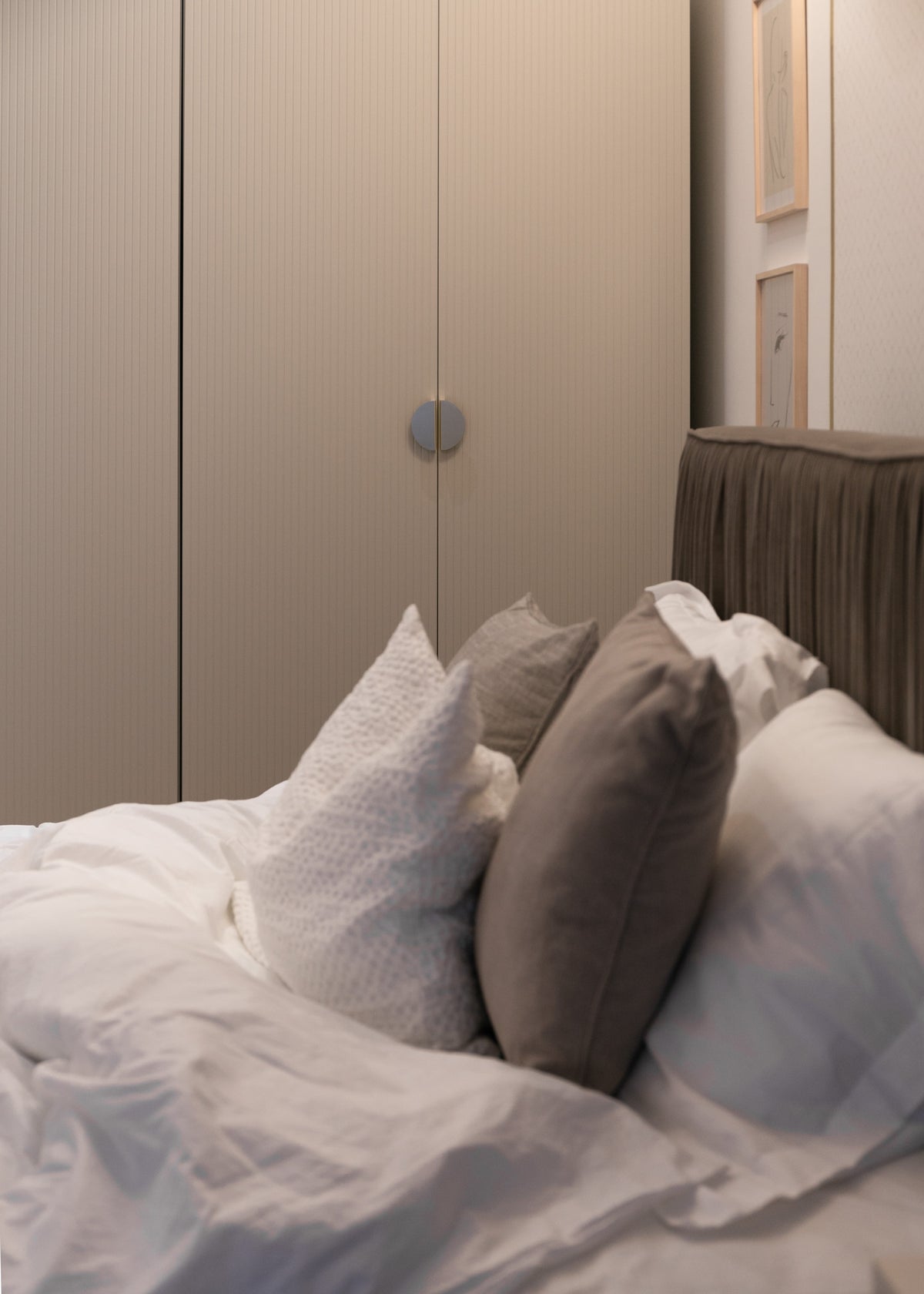 Armoire trois portes Moonir avec tringle longue et sept étagères 150 cm Gris beige