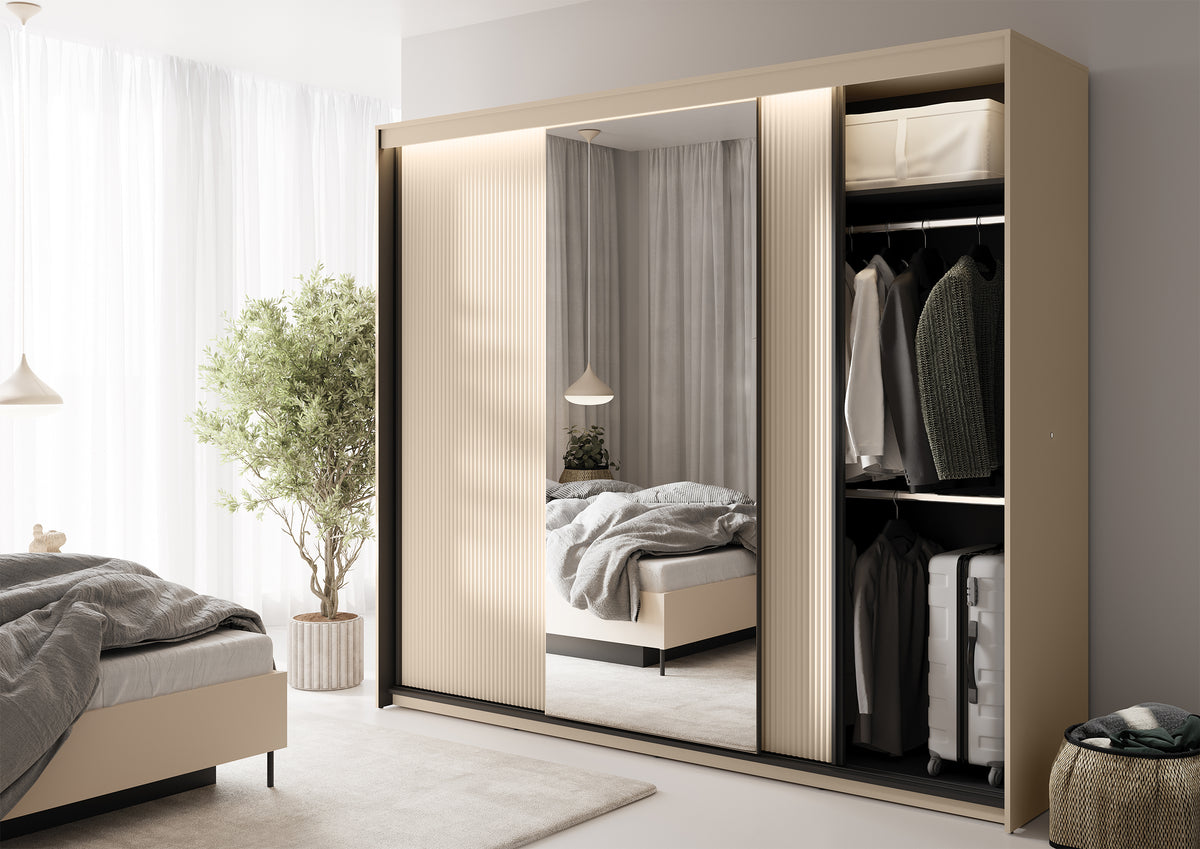 Armoire coulissante Trend trois portes avec miroir et éclairage 250 cm, façades rainurées beige sable / noir