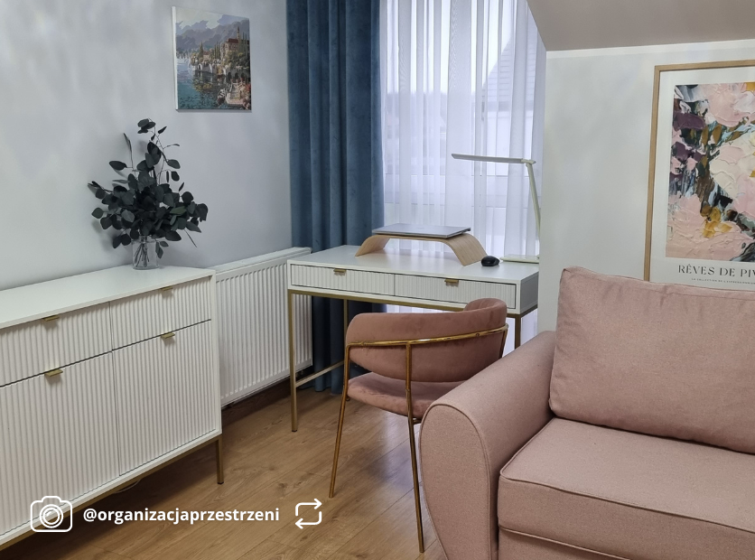 Bureau coiffeuse Vellore 104 cm blanc avec façades rainurées et structure dorée