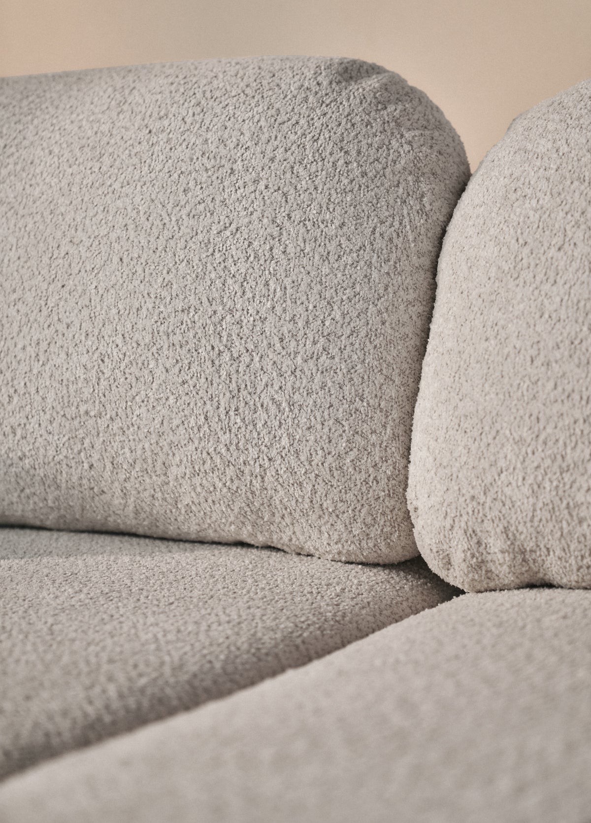 Canapé d'angle Tvoya en forme de L, droit, boucle gris clair avec fonction couchage