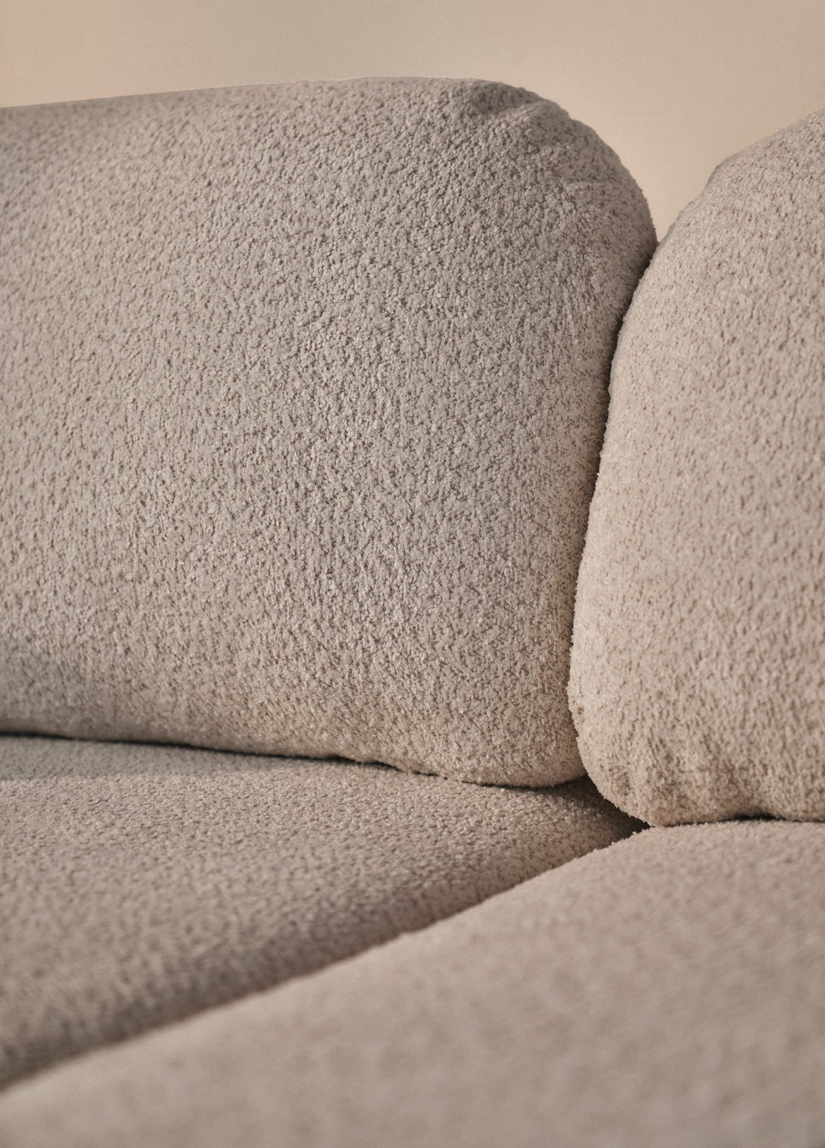 Ecksofa mit Schlaffunktion Tvoya L-förmig, rechtsseitig, grau-beiges Bouclé