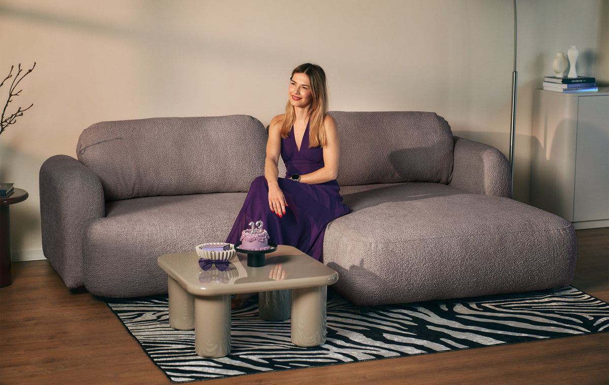 Ecksofa mit Schlaffunktion Tvoya, L-förmig, rechtsseitig, grau-braun Bouclé