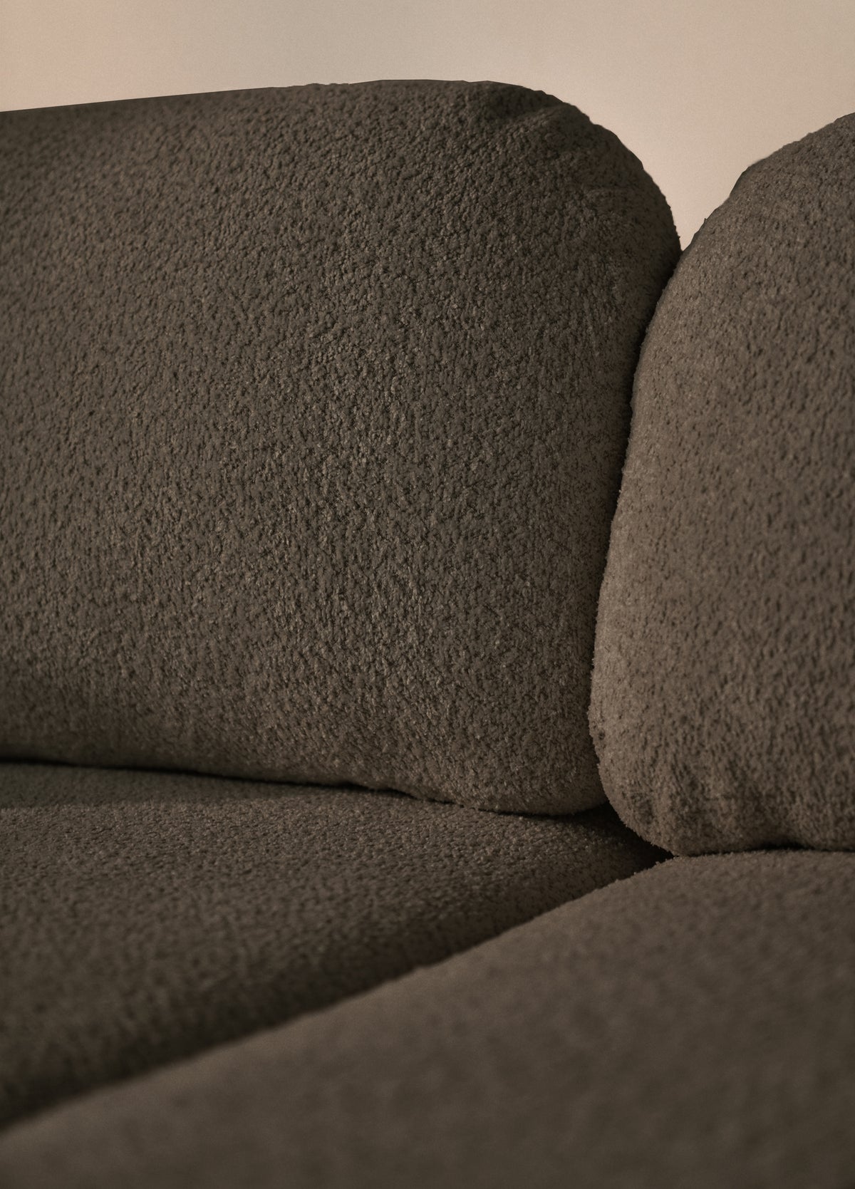 Canapé d'angle Tvoya en boucle brun, forme L, côté droit avec fonction couchage