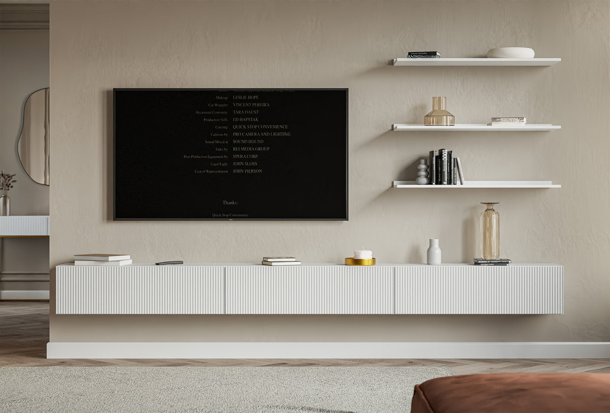 Meuble TV suspendu Veldio trois portes avec façade rainurée 300 cm blanc