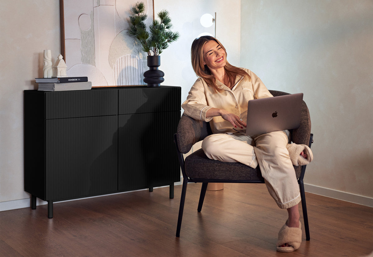 Commode 2 portes Veldio New avec façade rainurée et 2 tiroirs 100 cm noire