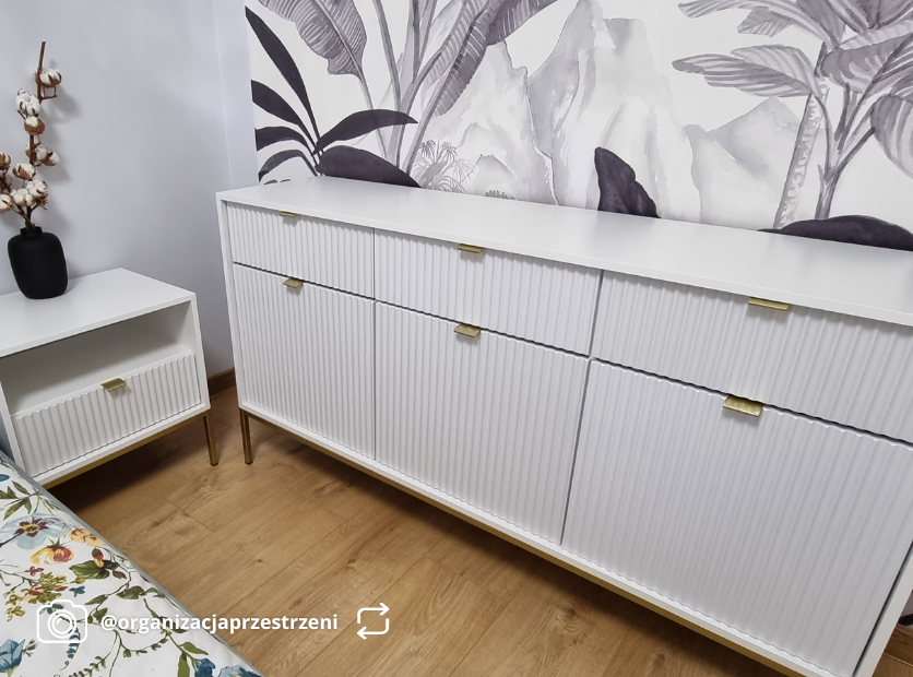 Commode 3 portes Vellore 154 cm blanche avec façades rainurées et structure dorée