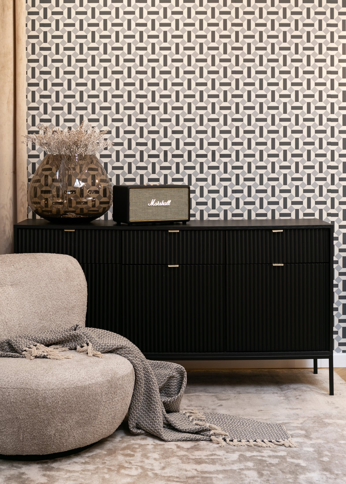 Commode 3 portes Vellore 154 cm noire avec façades rainurées et poignées dorées