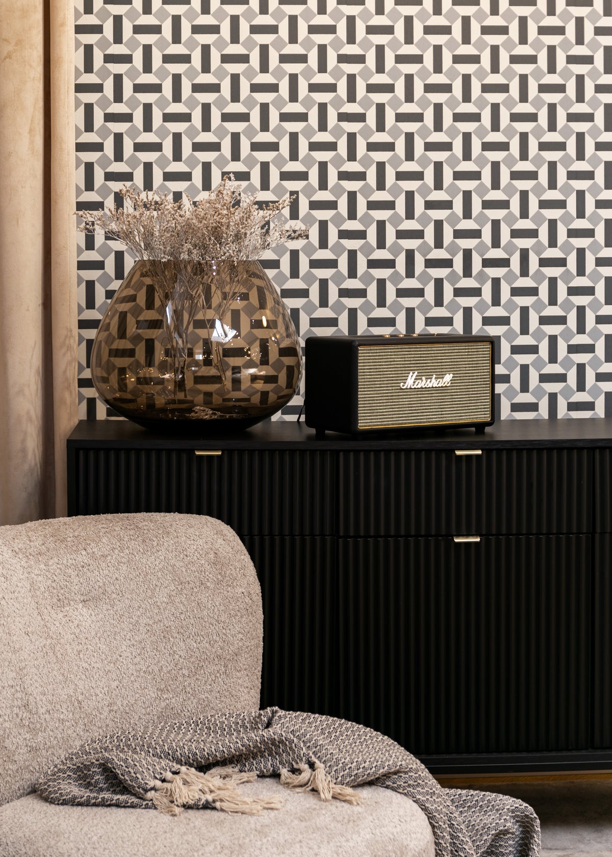 Commode 3 portes Vellore 154 cm noire avec façades rainurées et poignées dorées