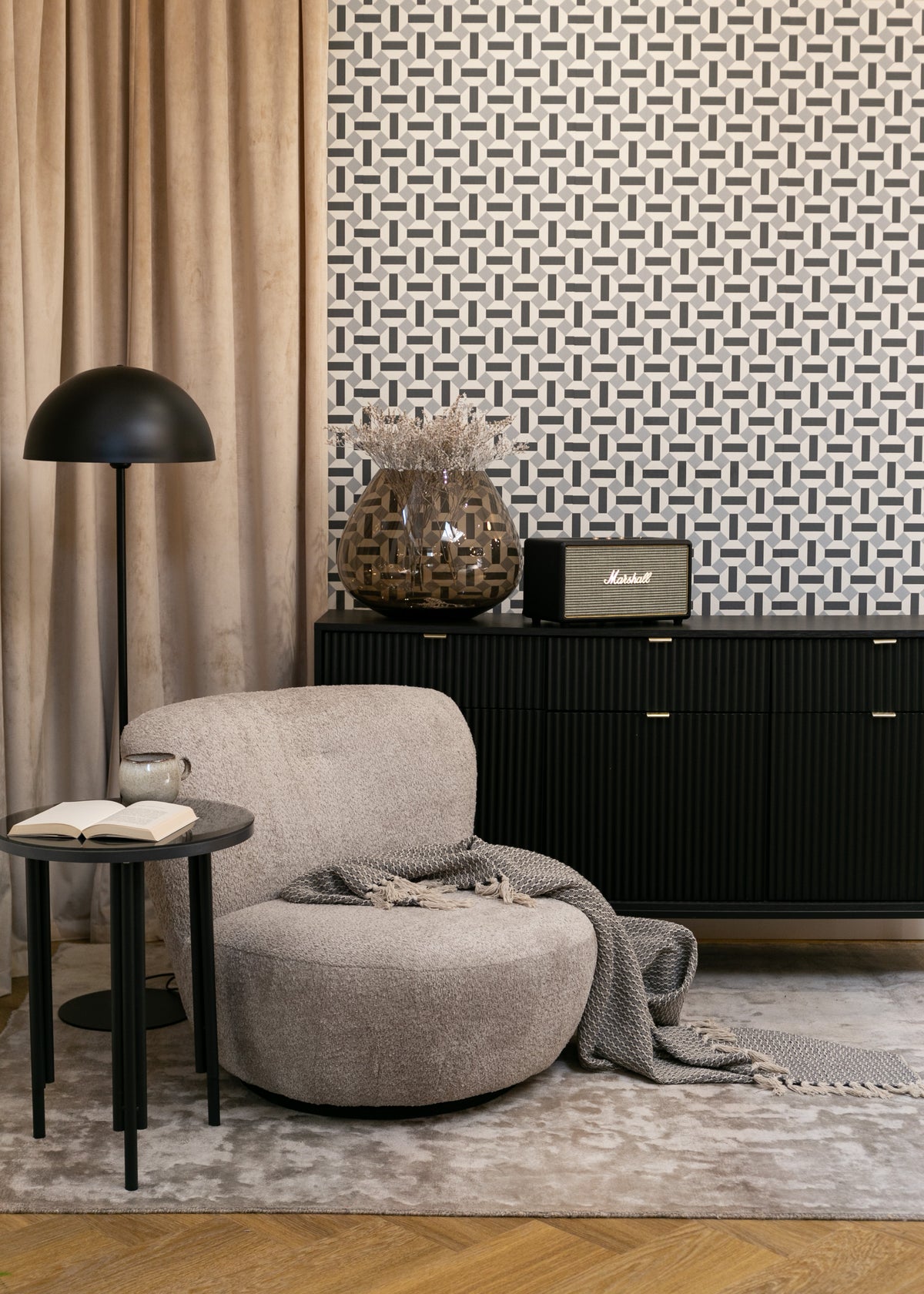 Commode 3 portes Vellore 154 cm noire avec façades rainurées et poignées dorées