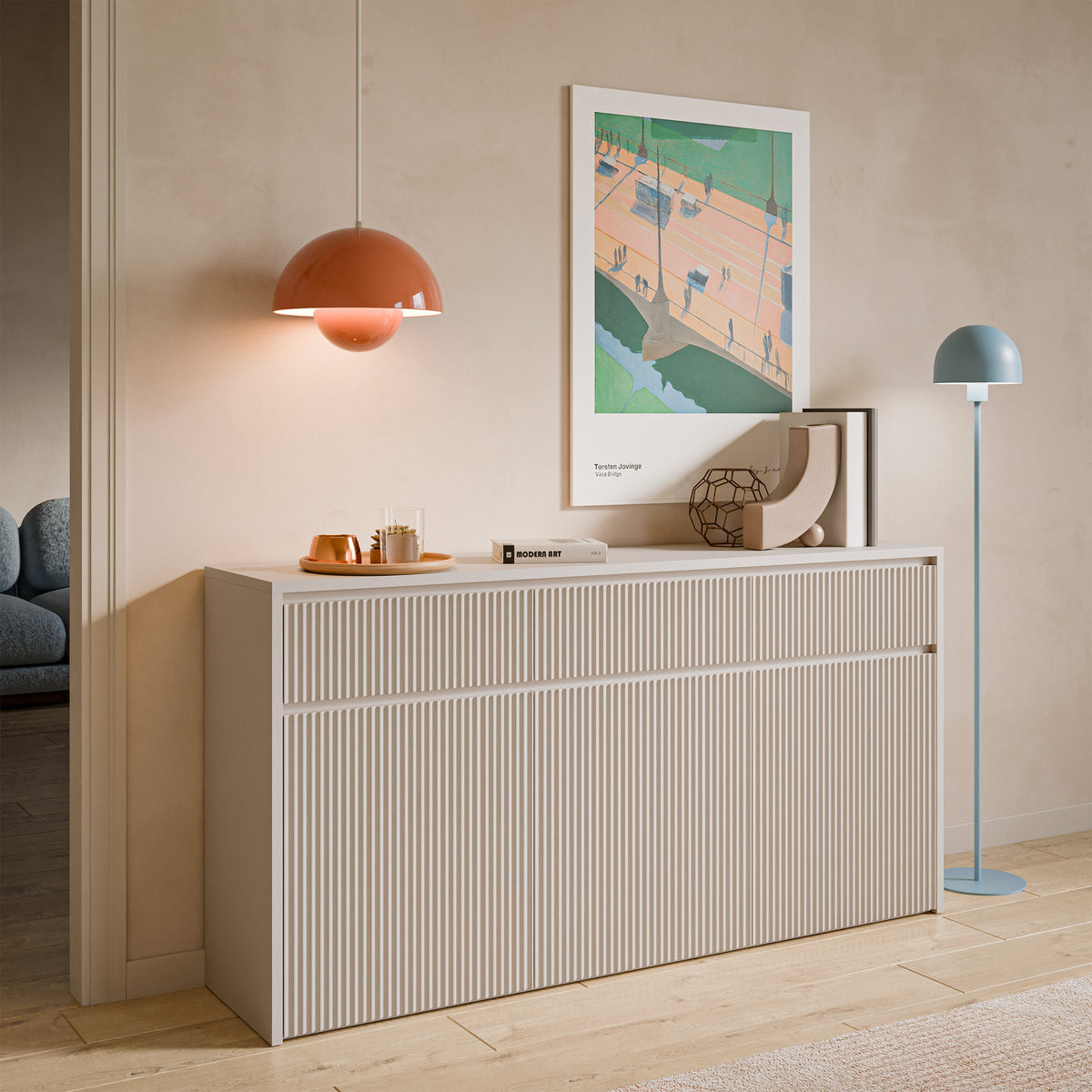 Commode trois portes Vemmi avec trois tiroirs 155 cm et façade rainurée cachemire