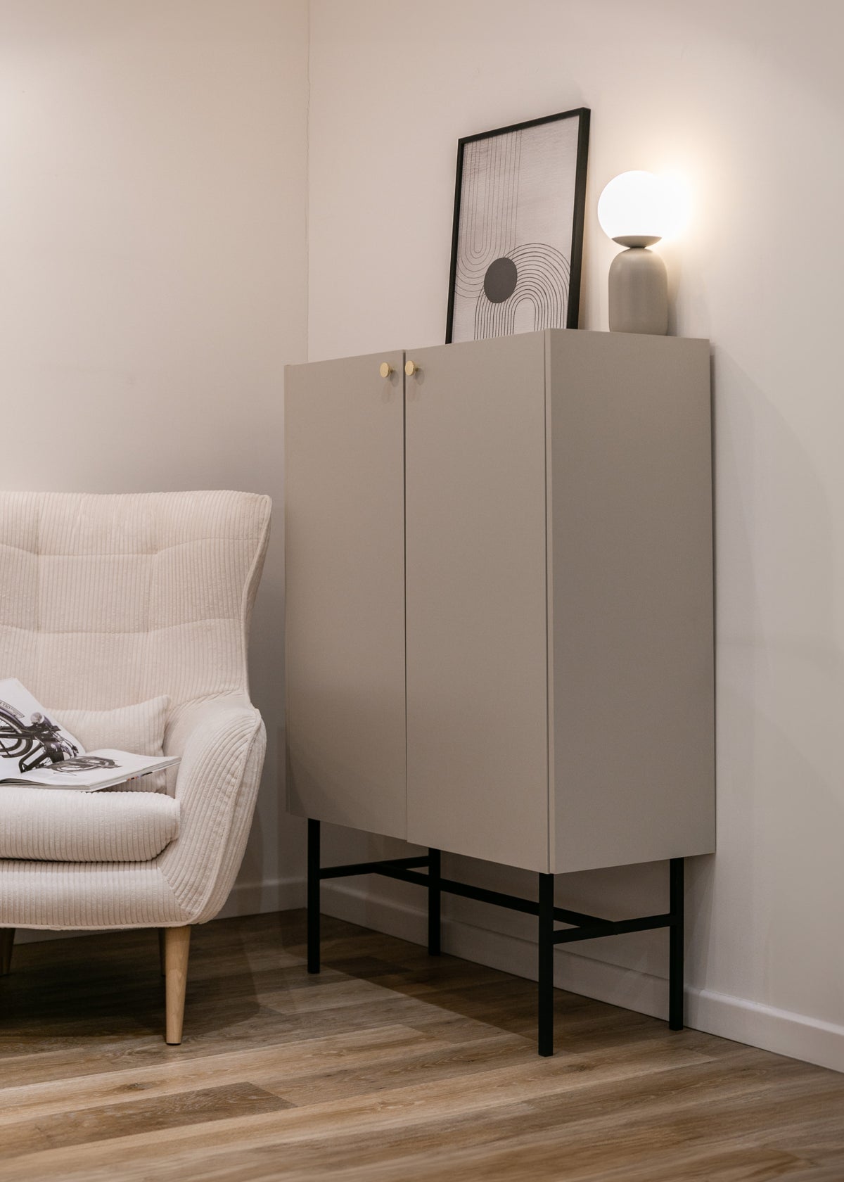 Hohe Kommode Divenos, zweiflügelig, 93 cm, Grau-Beige