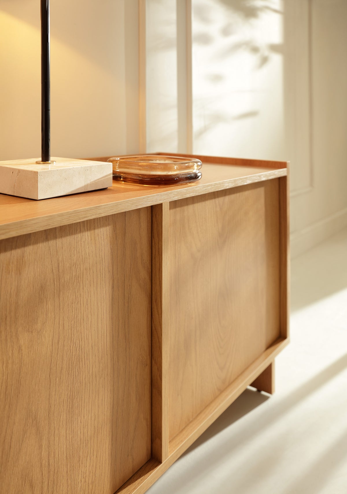 Meuble TV trois portes Yasumi 147 cm chêne caramel