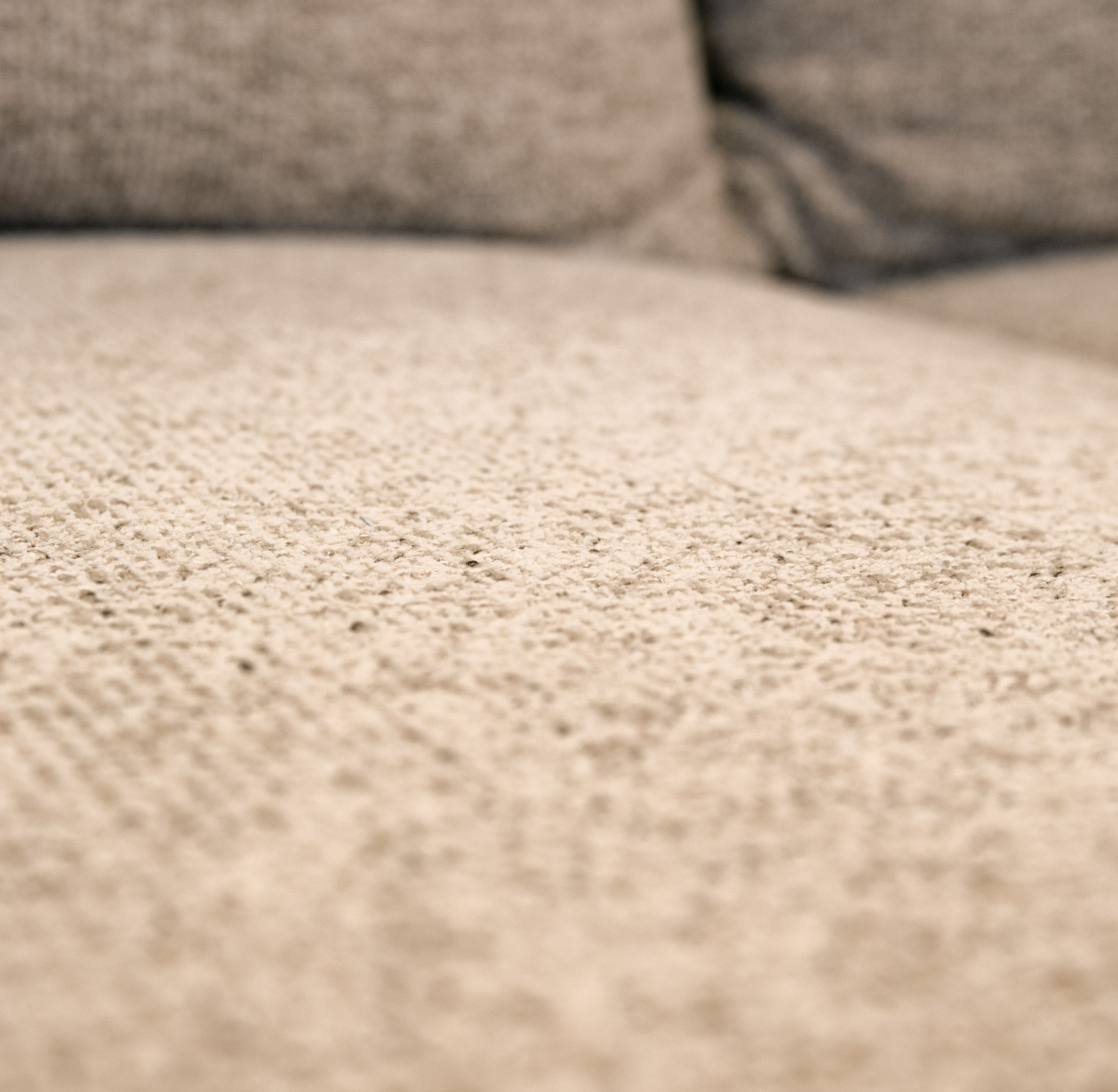 Jasnoszary narożnik Ovo lewostronny z funkcją spania i pojemnikiem na pościel.