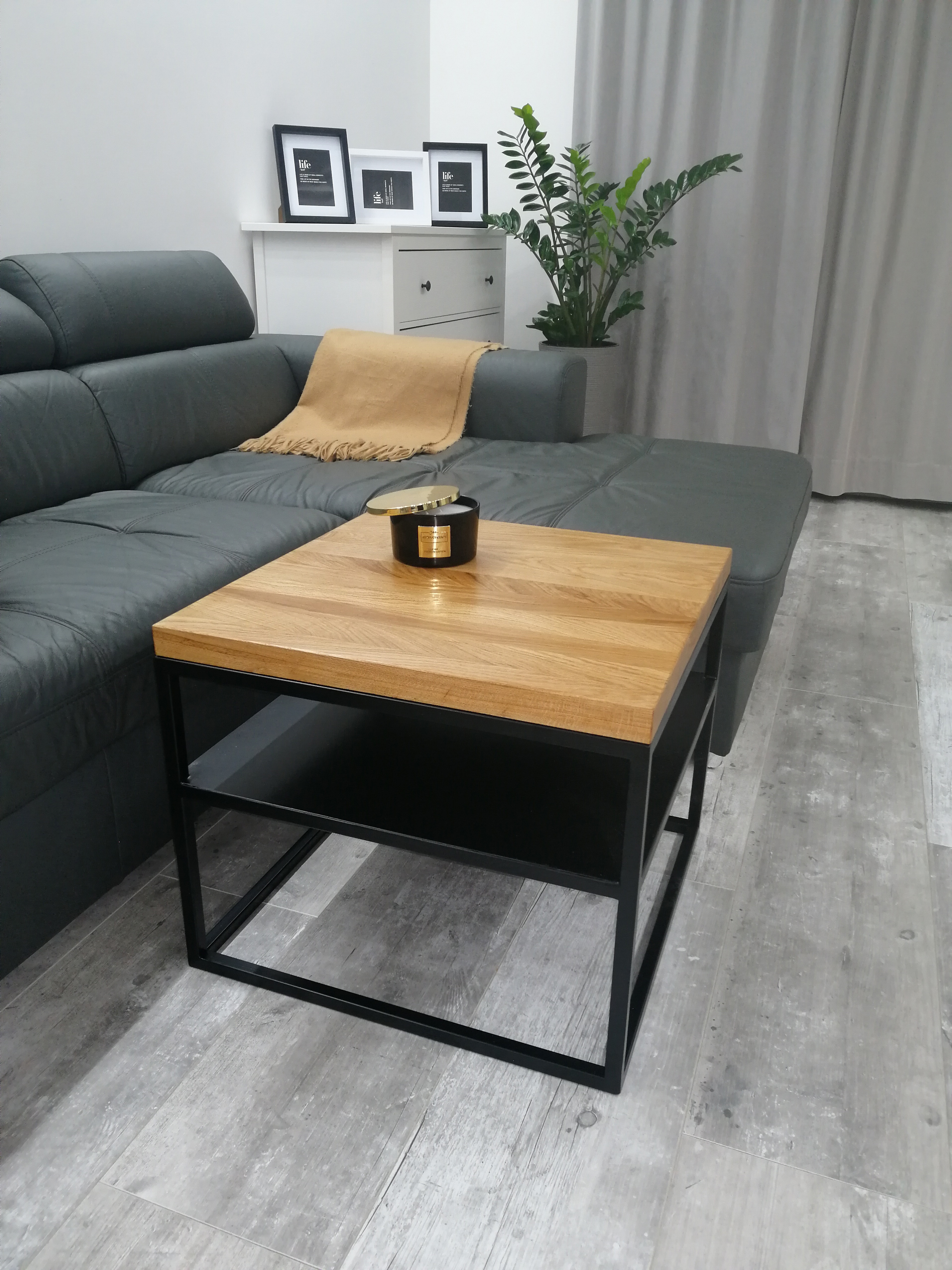 Table basse Lukla avec une étagère en métal et un plateau plus épais 60x60 cm