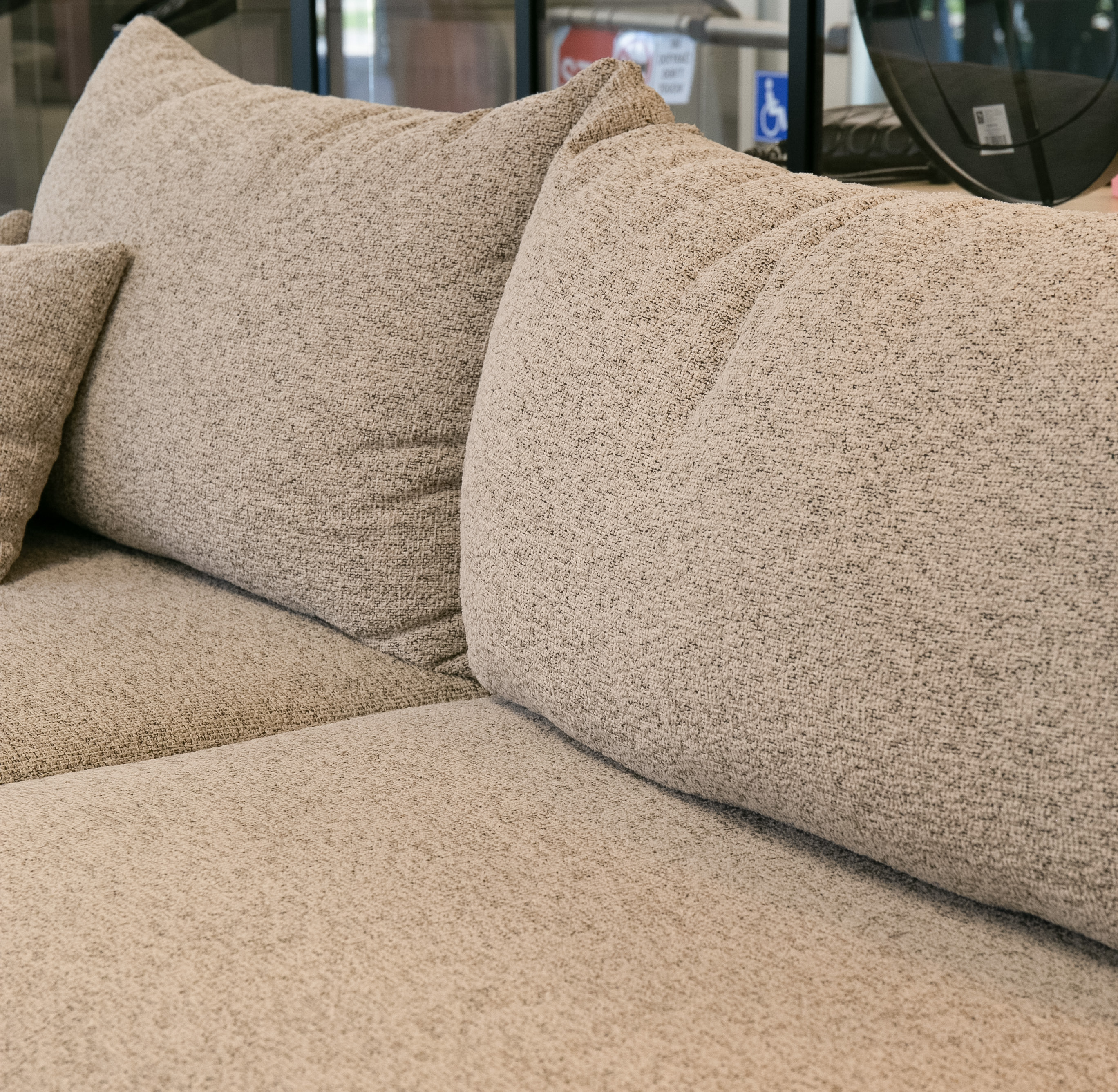 Jasnoszary narożnik Ovo lewostronny z funkcją spania i pojemnikiem na pościel.