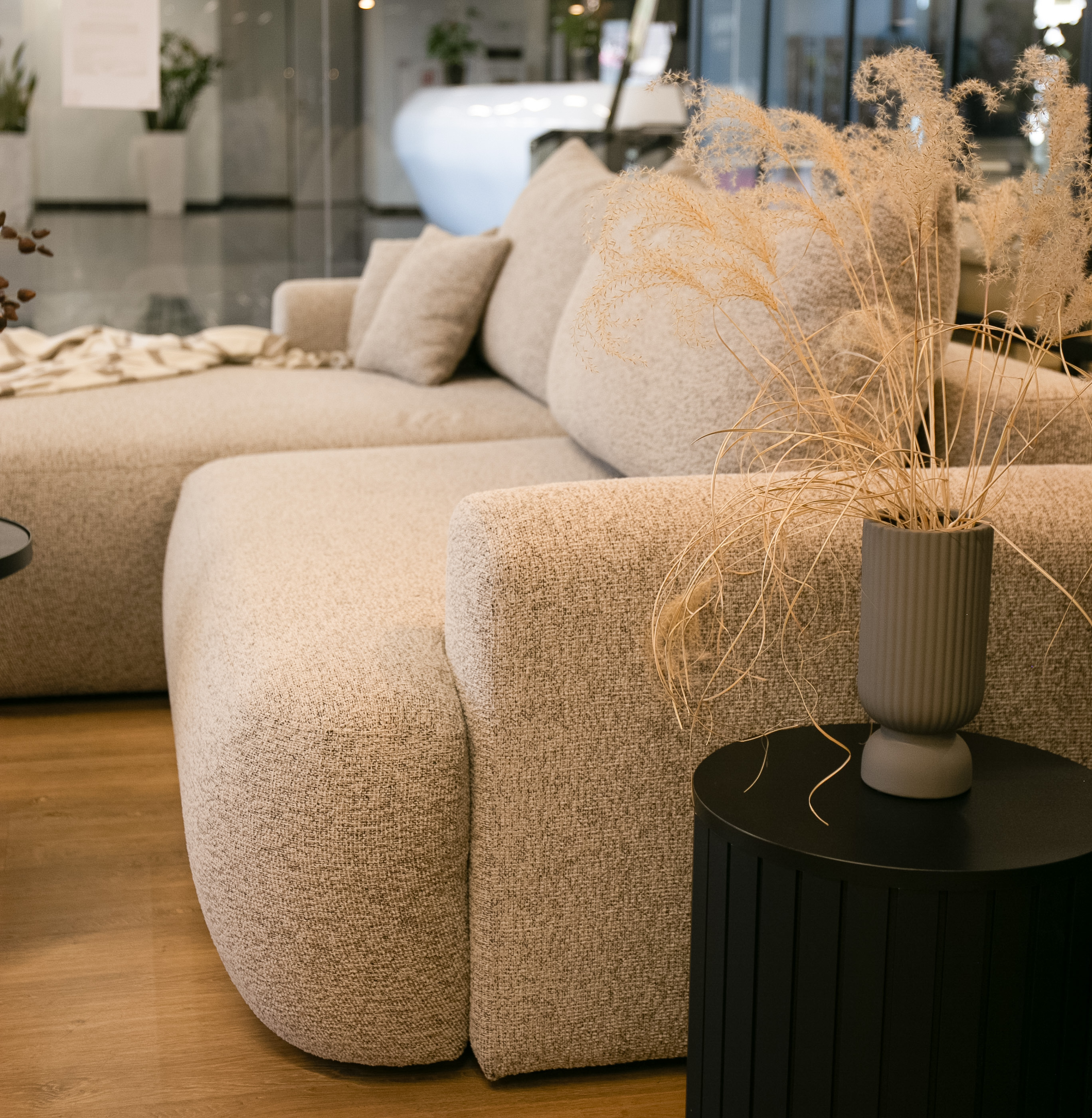 Jasnoszary narożnik Ovo lewostronny z funkcją spania i pojemnikiem na pościel.