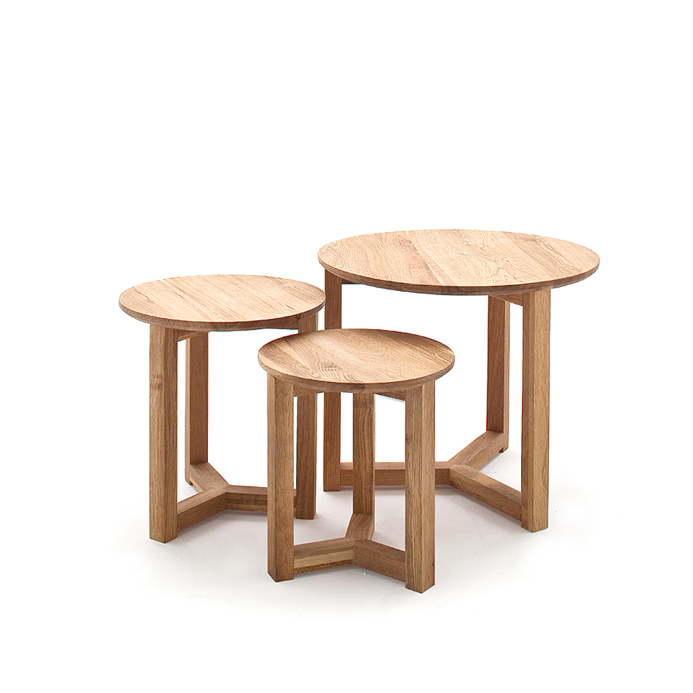 Un ensemble de trois tables Aventra d'un diamètre de 30, 35 et 50 cm, chêne noueux