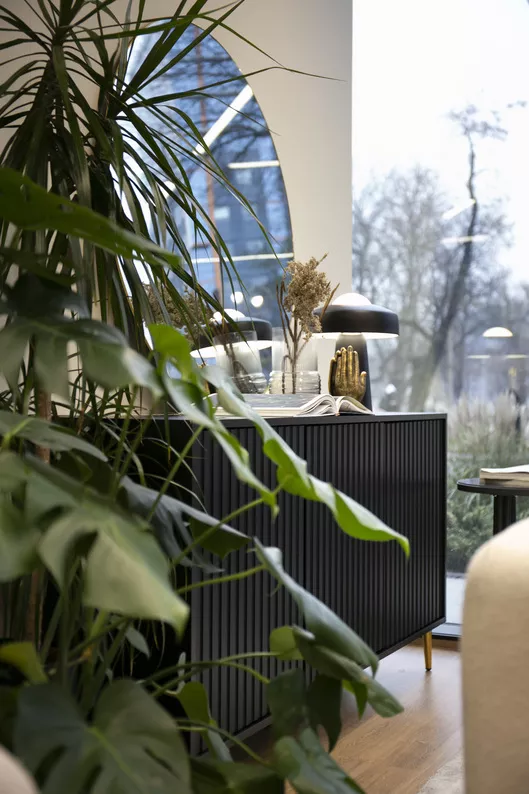 Commode Bello avec façades à lamelles 154 cm noir avec pieds dorés