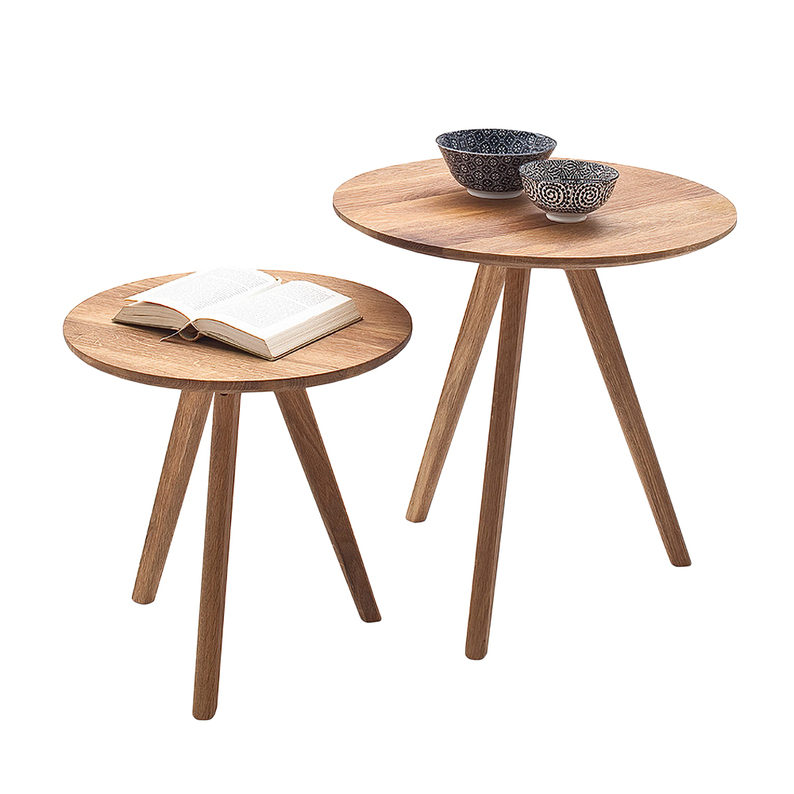 Un set de tables Melogreno, diamètre 40 et 50 cm, chêne noueux