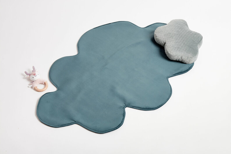 Tapis pour enfants Cozie en forme de nuage avec un coussin turquoise