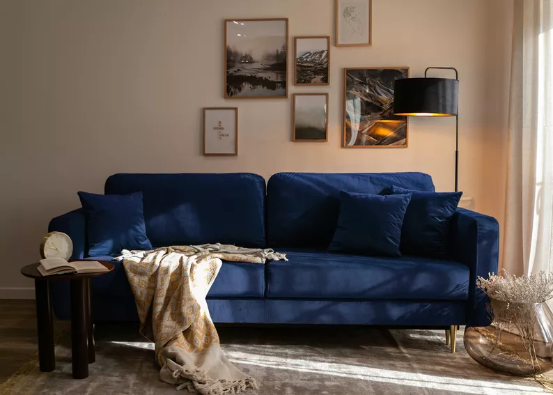 VALICO Canapé-lit trois places en velours bleu marine hydrophobe