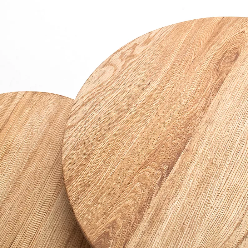 Un set de tables Melogreno, diamètre 40 et 50 cm, chêne noueux