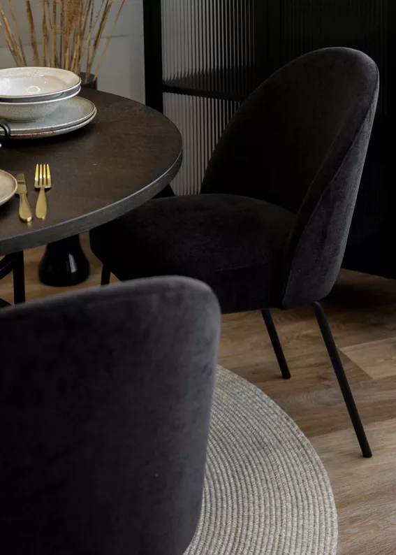 Chaise rembourrée en chenille noire Nelicials