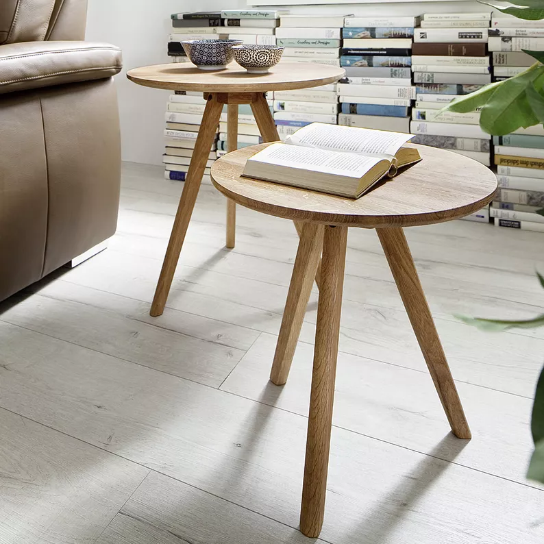 Un set de tables Melogreno, diamètre 40 et 50 cm, chêne noueux