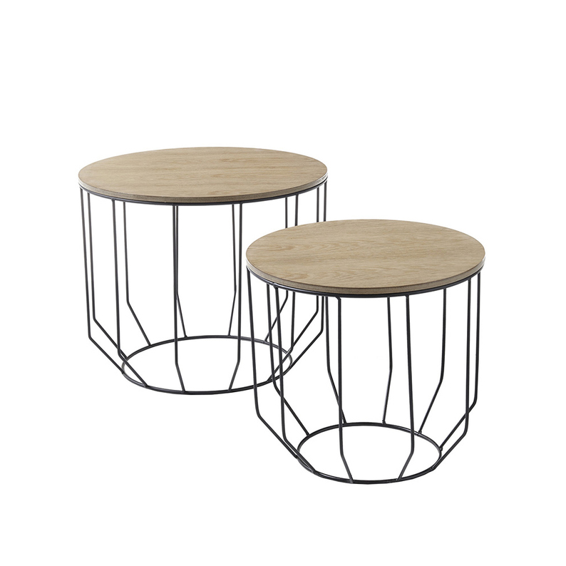 Un set de deux tables Isopo, diamètre 50 cm, chêne
